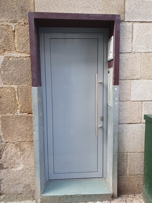 Porte d'immeuble acier