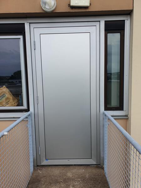 Porte d'immeuble aluminium